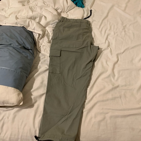 Cargo Capri like pants - Picture 3 of 4